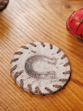 Įkelti vaizdą į galerijos rodinį, Puodelio padėkliukas iš karvės kailio
