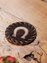 Įkelti vaizdą į galerijos rodinį, Puodelio padėkliukas iš karvės kailio
