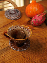 Įkelti vaizdą į galerijos rodinį, Puodelio padėkliukas iš karvės kailio
