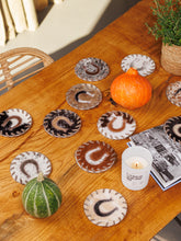 Įkelti vaizdą į galerijos rodinį, Puodelio padėkliukas iš karvės kailio
