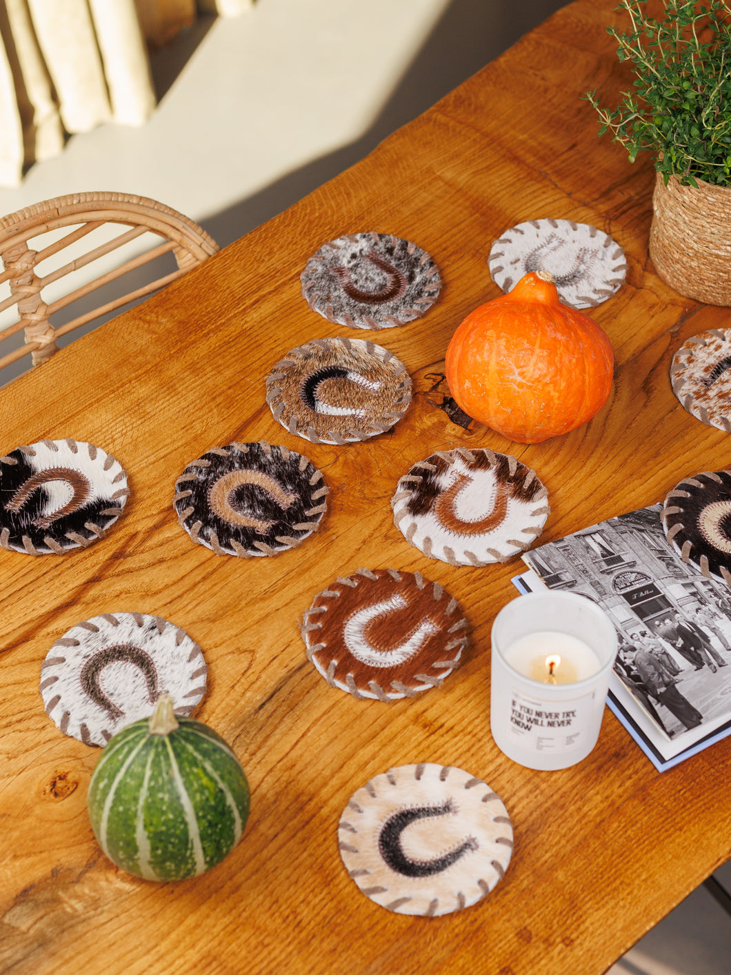 Puodelio padėkliukas iš karvės kailio